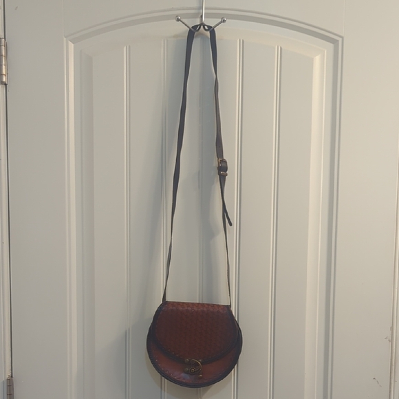 Elegant Brown Leather Crossbody Bag - Picture 3 of 8